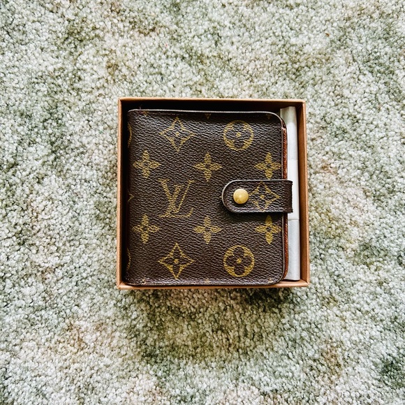 Louis Vuitton Wallet - Picture 1 of 9